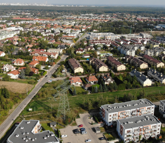 widok zabudowy z drona