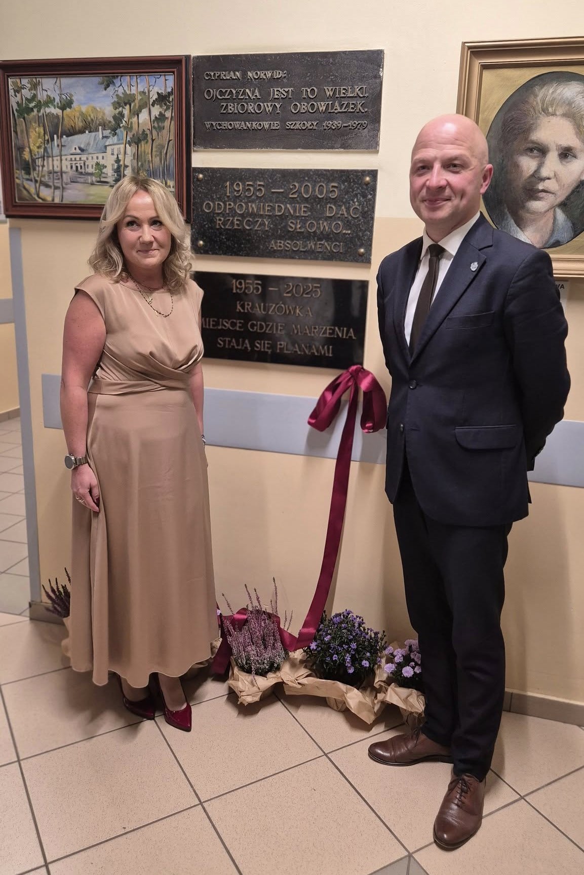 burmistrz i dyrektorka przy tablicy pamiątkowej