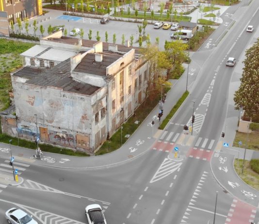 zniszczony budynek z drona