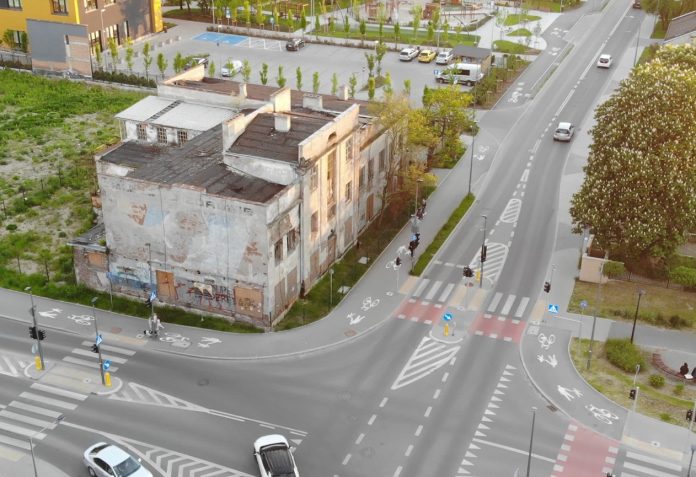 mleczarnia zniszczony budynek z drona