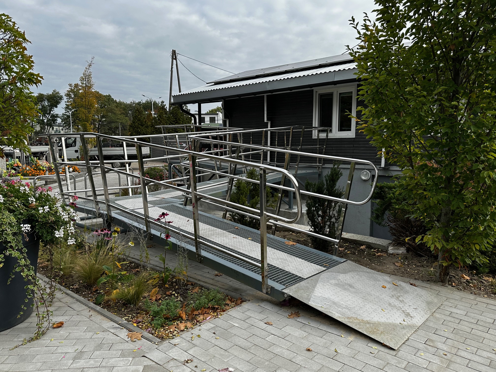 podjazd przy budynku