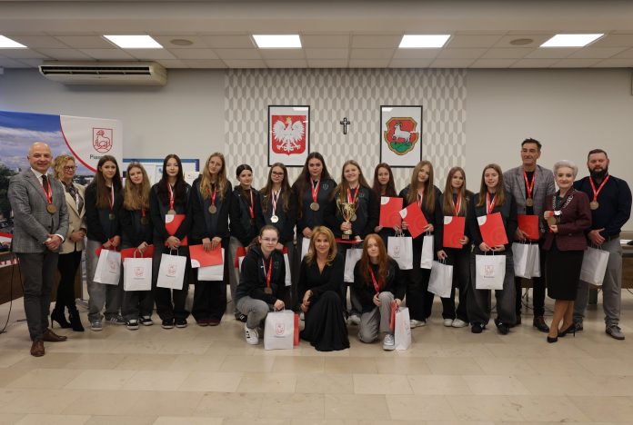 duża grupa osób w sali obrad