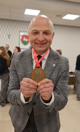 mężczyzna z medalem