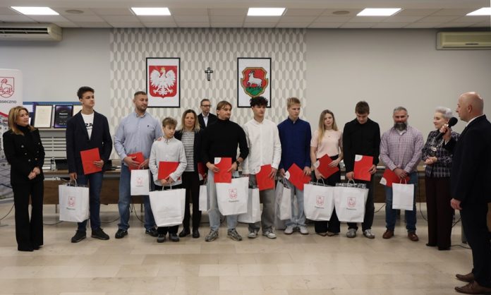 Sportowe wyróżnienia dla zawodników Judo Ikizama na sesji Rady Miejskiej zawodnicy i trenerzy judo Ikizama na sesji RM w Piasecznie