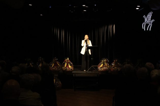 występ artystyczny wokalistki w czasie uroczystości