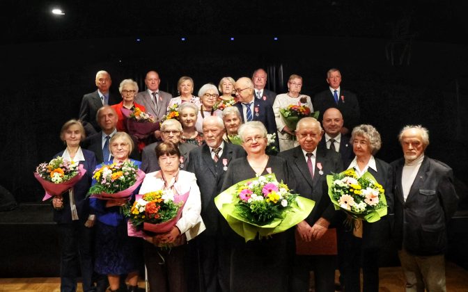 zdjęcie grupowe par