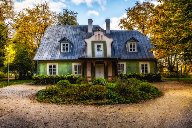 fotografia przedstawia Poniatówkę w jesiennej scenerii.