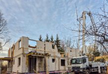 Ponad 8,5 mln złotych dofinansowania na budynki komunalne budowany budynek i ciężarowka