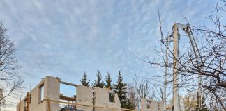 budowany budynek i ciężarowka