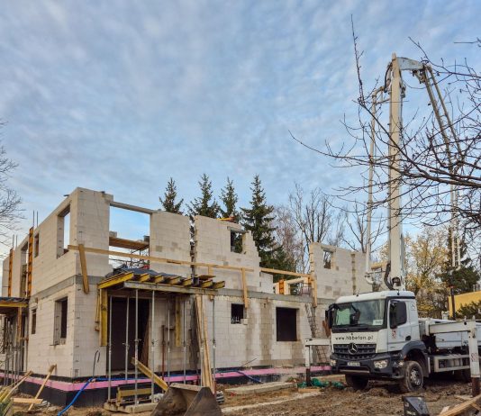 budowany budynek i ciężarowka