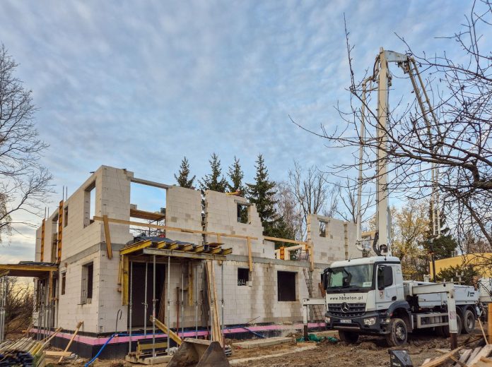 budowa bakowka (1) budowany budynek i ciężarowka