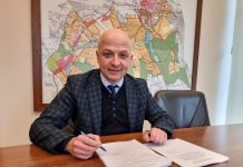 Miliardowy budżet na 2026 rok burmistrz podpisuje dokumenty