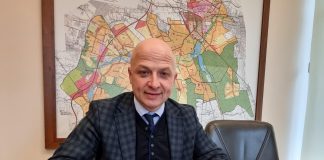 burmistrz podpisuje dokumenty