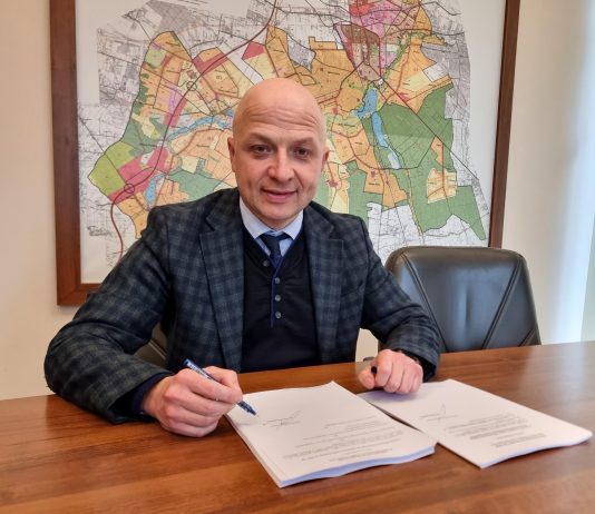 burmistrz podpisuje dokumenty