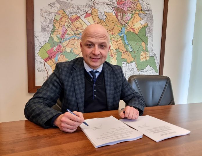 burmistrz podpisuje dokumenty