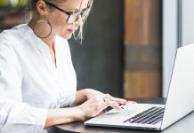 Kobieta pracująca na laptopie