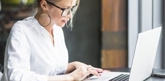 Kobieta pracująca na laptopie