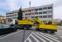 samochód sprzątający ulice