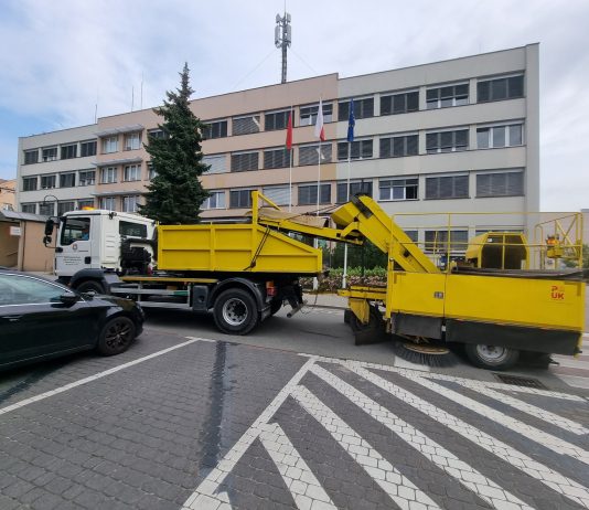 samochód sprzątający ulice