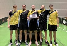 UKS Return Piaseczno pokonuje lidera KS ATS Nadarzyn w meczu II ligi mężczyzn w tenisie stołowym. Drużyna UKS Return Piaseczno (od lewej F. Gulan, J. Kuźmicz, M. Galas, M. Chojnicki, K. Weikum)