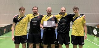 UKS Return Piaseczno pokonuje lidera KS ATS Nadarzyn w meczu II ligi mężczyzn w tenisie stołowym. Drużyna UKS Return Piaseczno (od lewej F. Gulan, J. Kuźmicz, M. Galas, M. Chojnicki, K. Weikum)