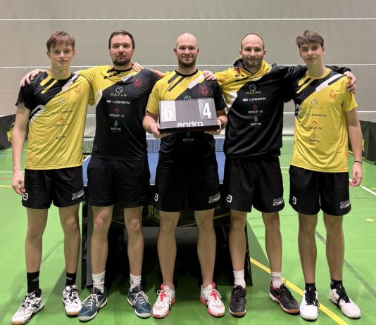 UKS Return Piaseczno pokonuje lidera KS ATS Nadarzyn w meczu II ligi mężczyzn w tenisie stołowym. Drużyna UKS Return Piaseczno (od lewej F. Gulan, J. Kuźmicz, M. Galas, M. Chojnicki, K. Weikum)