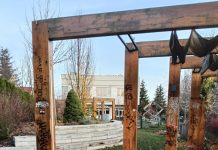 zniszczone meble ogrodowe