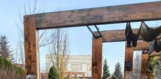 zniszczone meble ogrodowe