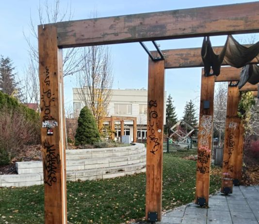 zniszczone meble ogrodowe