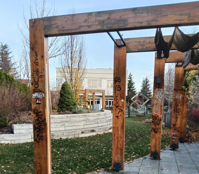 zniszczone meble ogrodowe