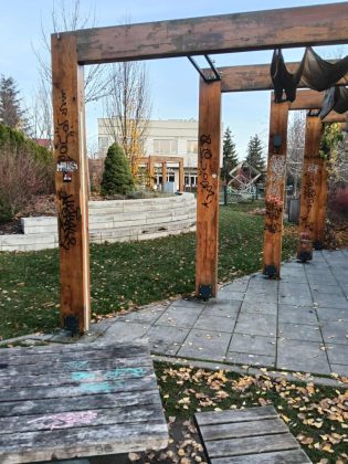 zniszczone meble ogrodowe