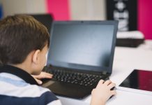 Chłopiec przy laptopie. Obraz autorstwa freepik.com Daniela Lupasco