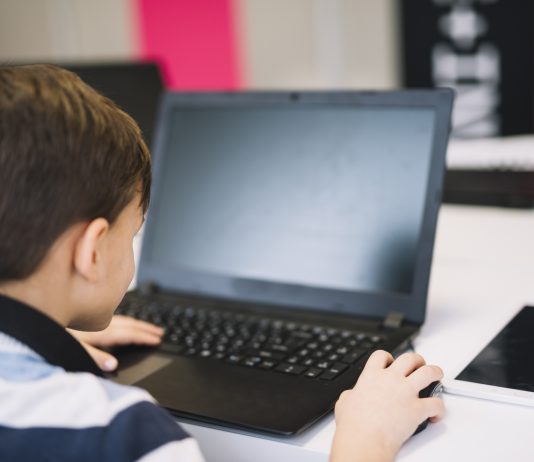 Chłopiec przy laptopie. Obraz autorstwa freepik.com Daniela Lupasco