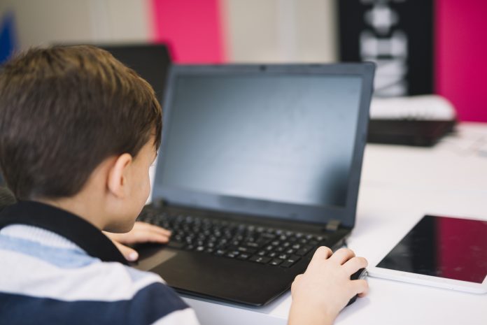Chłopiec przy laptopie. Obraz autorstwa freepik.com Daniela Lupasco