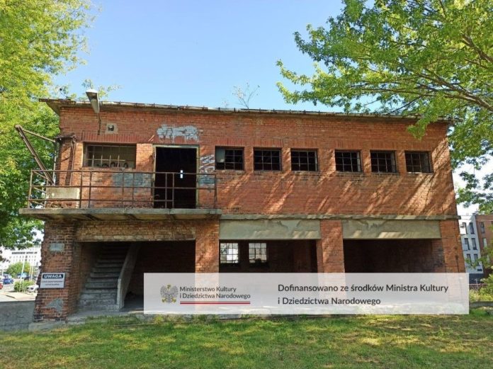 olejarnia waskotorowka z logo budynek ceglany