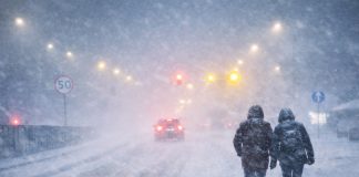 Śnieżyca zawieje zamiecie śnieżne, foto wygenerowane przez AI