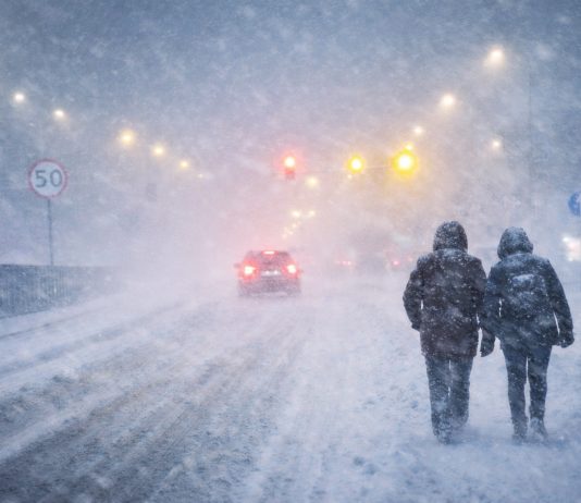 Śnieżyca zawieje zamiecie śnieżne, foto wygenerowane przez AI