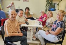 spotkanie grupy seniorów