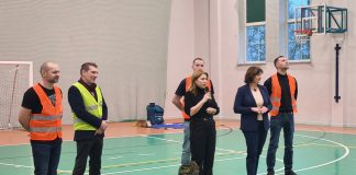 czterech mężczyzn i dwie kobiety w sali gimnastycznej