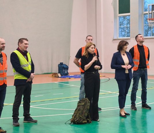 czterech mężczyzn i dwie kobiety w sali gimnastycznej