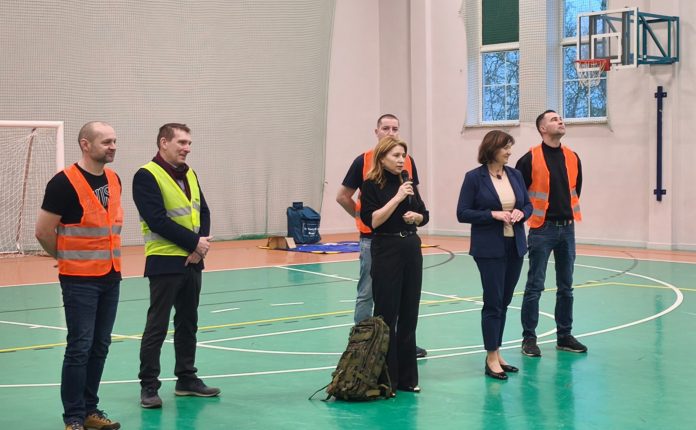 szkolenia bezpieczenstwo czterech mężczyzn i dwie kobiety w sali gimnastycznej