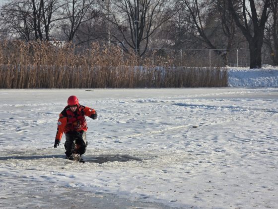 Bezpieczne ferie zimowe w Piasecznie! Ćwiczenia służb nad stawem przy parku w Piasecznie