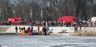 Bezpieczne ferie zimowe w Piasecznie! Ćwiczenia służb nad stawem przy parku w Piasecznie