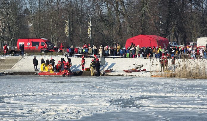 Bezpieczne ferie zimowe w Piasecznie! Ćwiczenia służb nad stawem przy parku w Piasecznie
