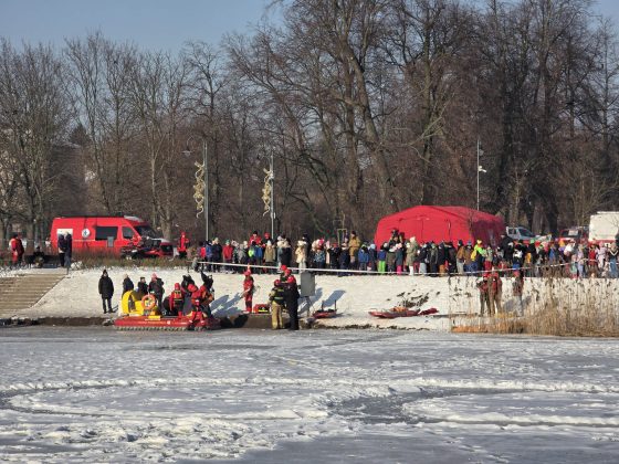 Bezpieczne ferie zimowe w Piasecznie! Ćwiczenia służb nad stawem przy parku w Piasecznie