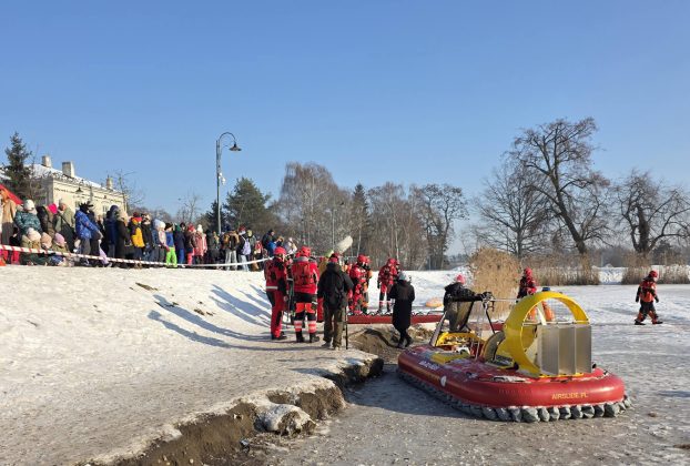 Bezpieczne ferie zimowe w Piasecznie! Ćwiczenia służb nad stawem przy parku w Piasecznie