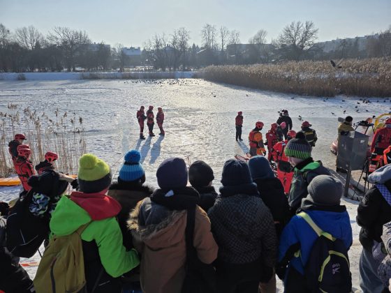 Bezpieczne ferie zimowe w Piasecznie! Ćwiczenia służb nad stawem przy parku w Piasecznie