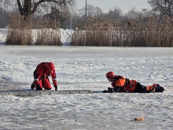 Bezpieczne ferie zimowe w Piasecznie! Ćwiczenia służb nad stawem przy parku w Piasecznie