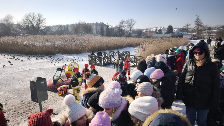 Bezpieczne ferie zimowe w Piasecznie! Ćwiczenia służb nad stawem przy parku w Piasecznie