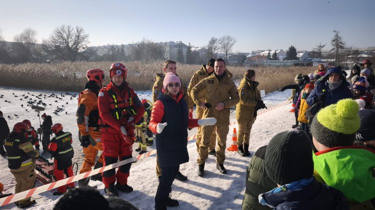 Bezpieczne ferie zimowe w Piasecznie! Ćwiczenia służb nad stawem przy parku w Piasecznie